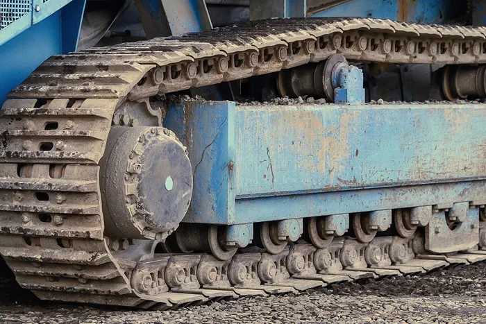 Handling Excavator Track Plate Detachment and Prevention Strategies